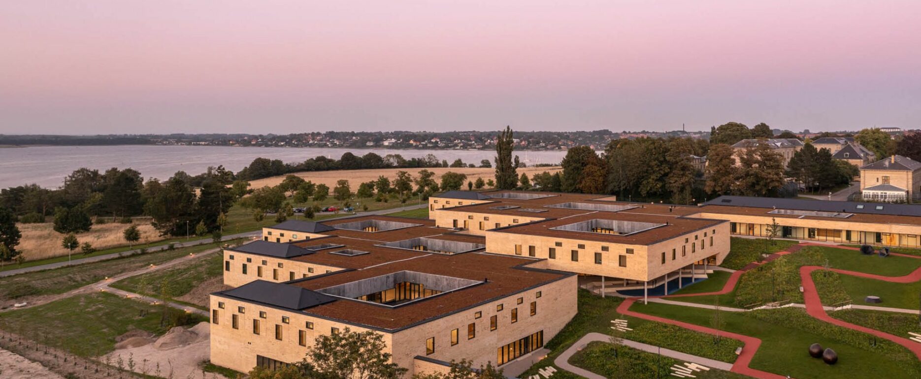Retspsykiatri i danmark har fått nytt utegym som är hærværkssäkra och egnar sig till psykiatrier och fængsler