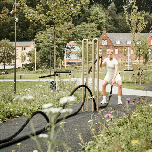 Outdoor elegant workout equipment for rope slams and hip toss at Tommy Troelsens Park